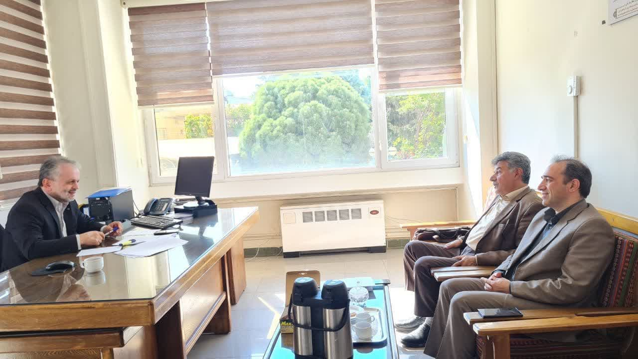  نشست صمیمی سیروس نیکمرام، دبیر انجمن پیمانکارانعمرانی آذربایجانغربی با صداقت، رئیس نظامفنی و اجرایی استان
